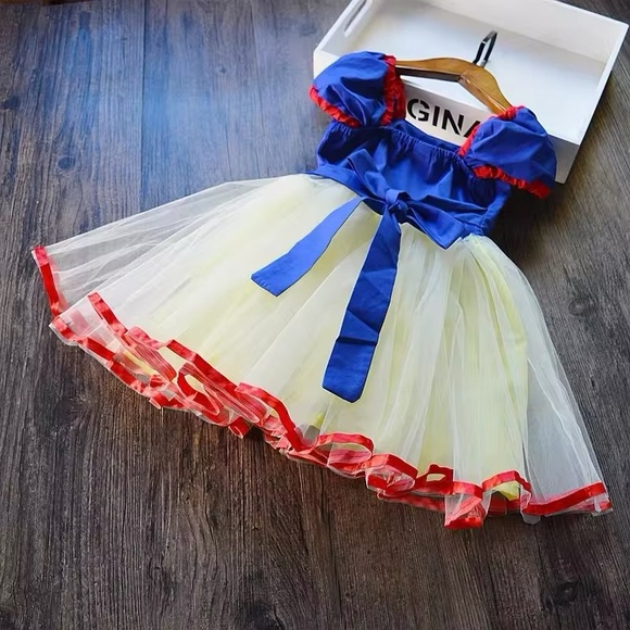 Snow White Dress multiple sizes - Picture 3 of 13